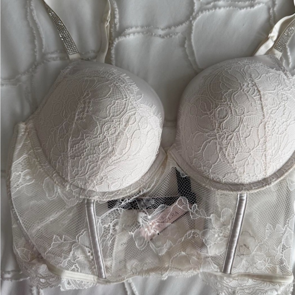 Victoria's Secret Lace Underwire Bra in Cream